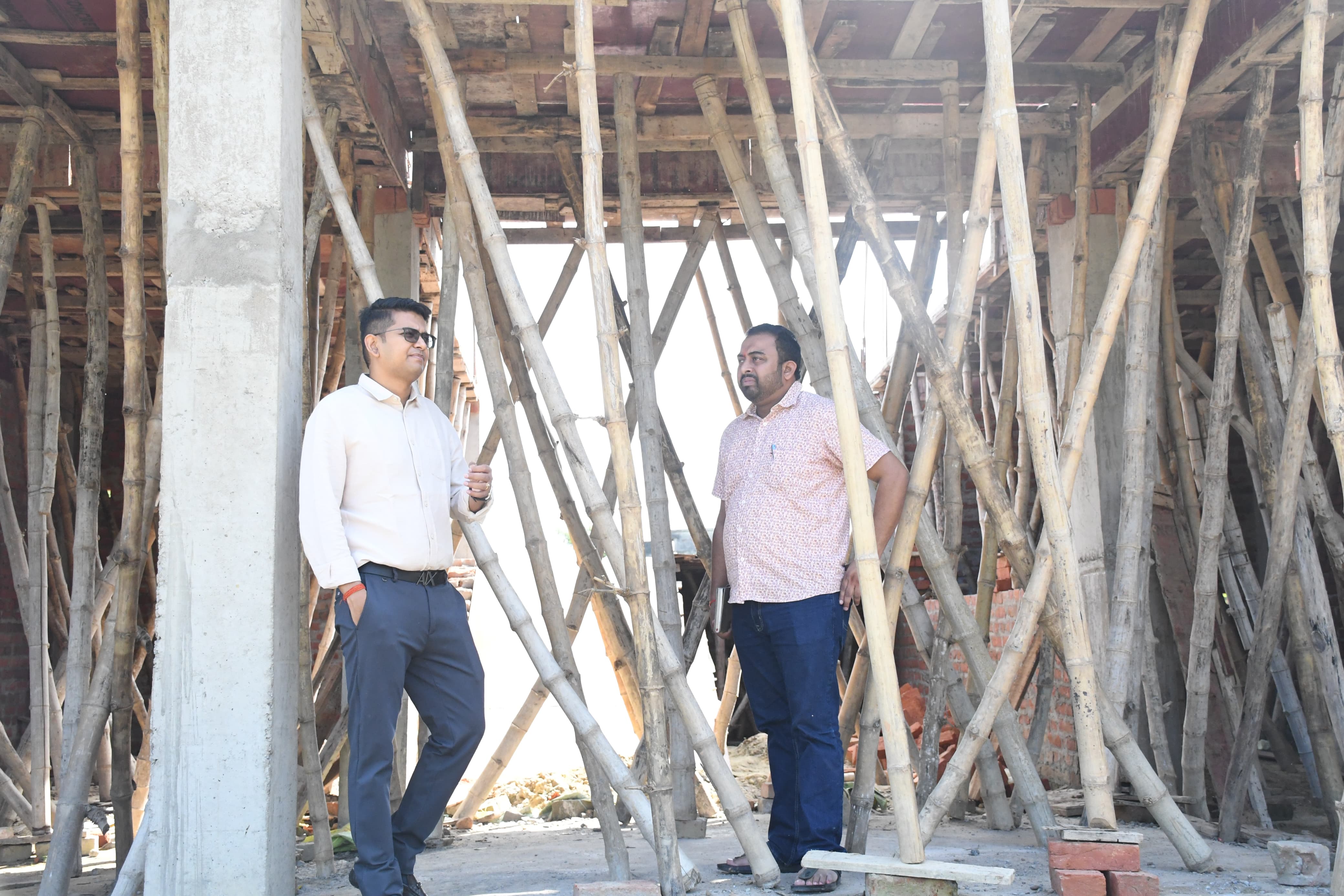 डीएम ने किया काला नमक भवन का निरीक्षण, समय से निर्माण पूरा कराने के निर्देश